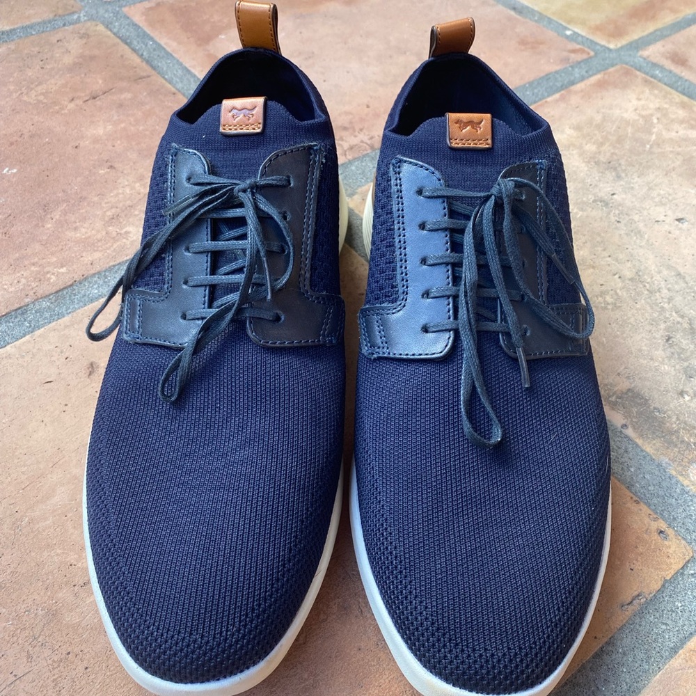 NWOT , Wolf and Shepherd Swiftknit Derby, Navy and white. Mens 11/womens 13